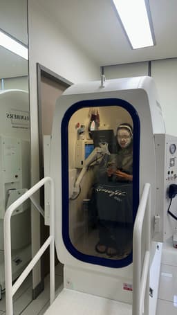 Ho ricevuto contemporaneamente un trattamento di rigenerazione cutanea con cellule staminali, un'iniezione endovenosa e un trattamento con ossigeno iperbarico.